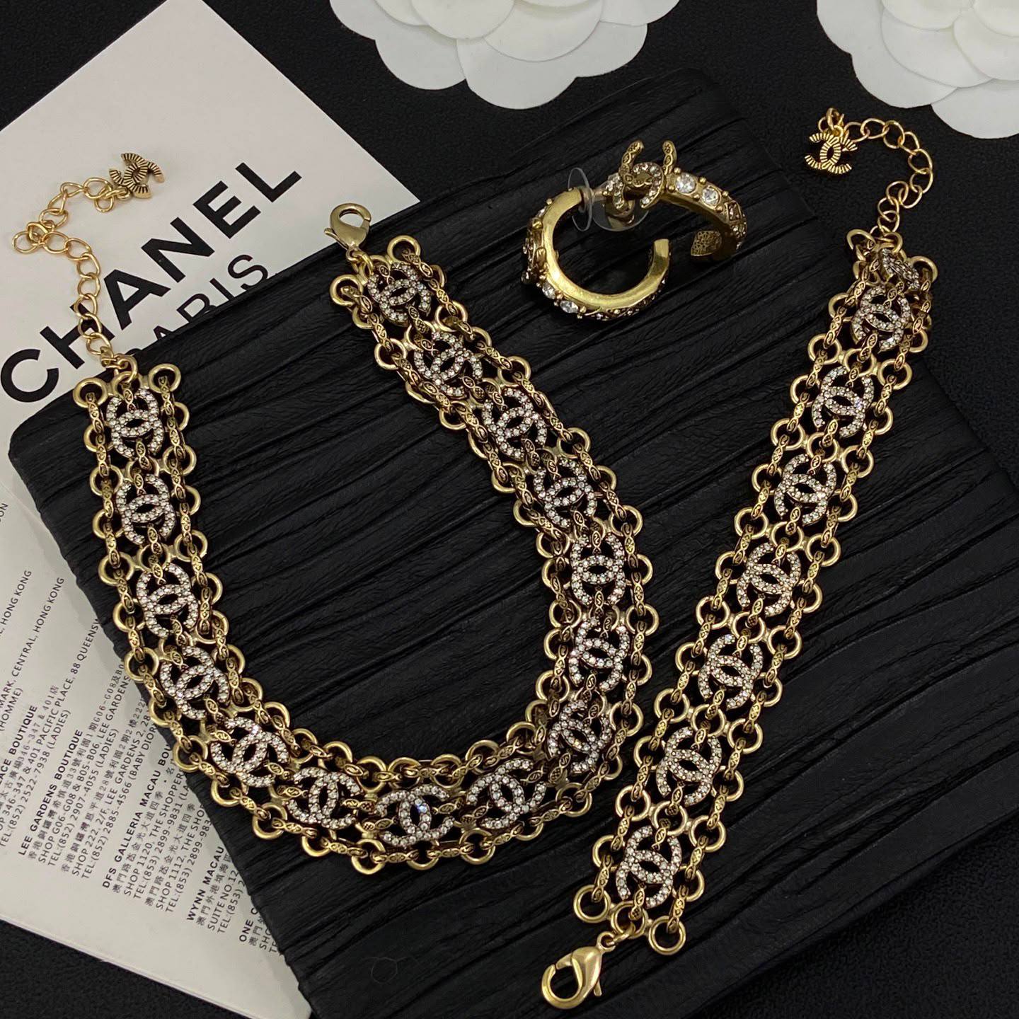 CHANEL SET 
Necklace 😍
Bracelet 🦋
Earring ✨
Master quality 💯
With normal boxes 🗃️ 
240 dhs🇦🇪🇦🇪

With master box 📦 
290 dhs🇦🇪🇦🇪

Zain216
♥️♥️♥️