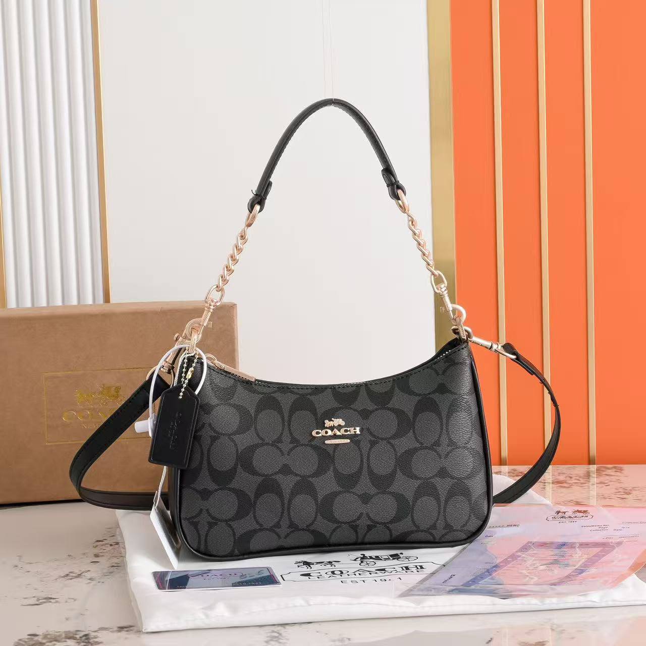 Coach
90 Dhs✅
With box
size 24×7×14cm

Zain42
♥️♥️♥️