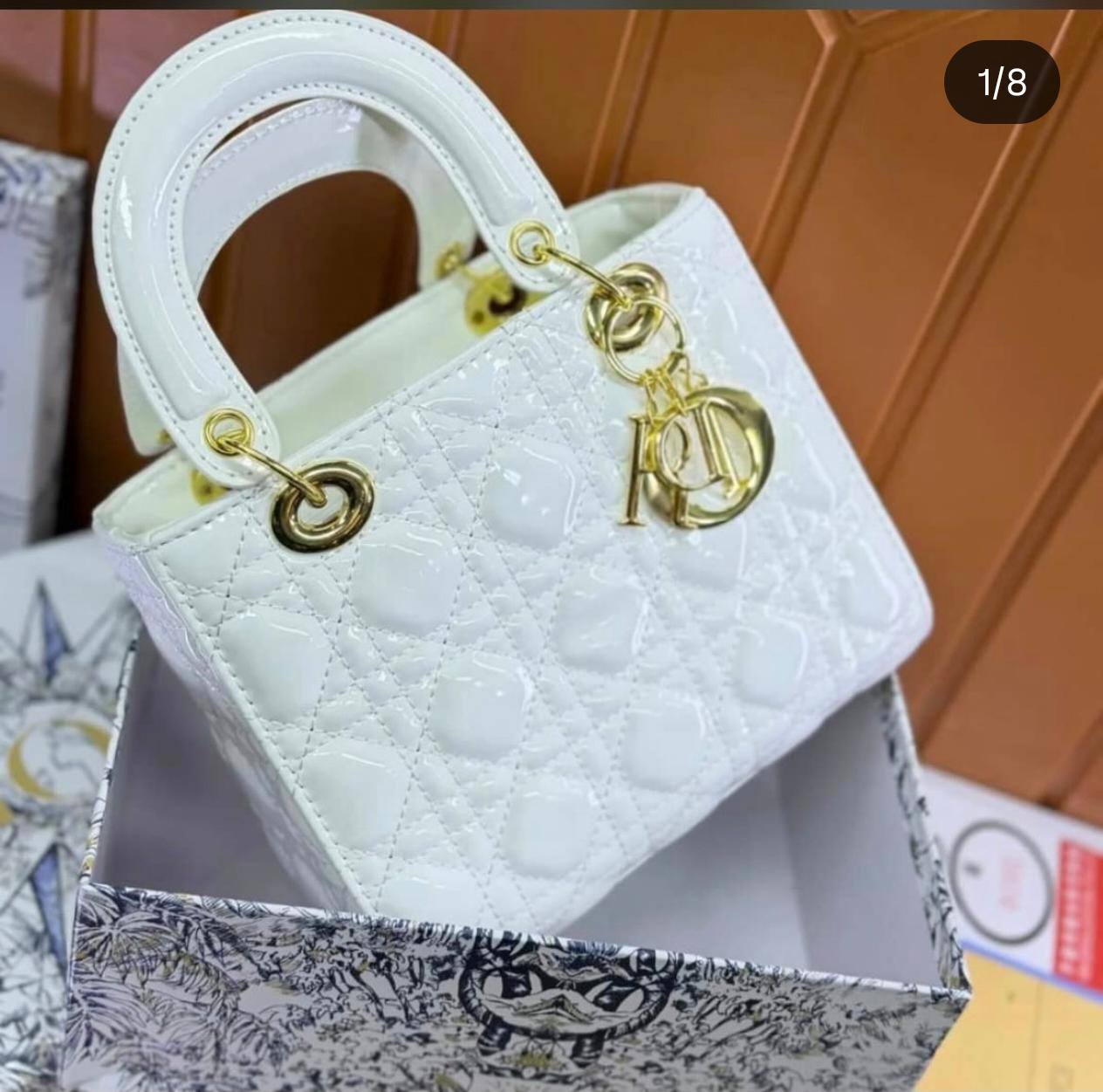 DIOR 
good quality
110 dhs✅
with box 
🎁🎁🎁

SIZE 20 CM

Zain200
♥️♥️♥️