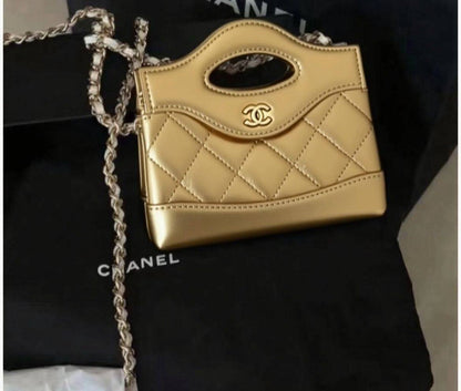 Chanel
85 dhs🪙🌨️
SIZE：20cm
With box
🎁🎁🎁

Zain35
♥️♥️♥️