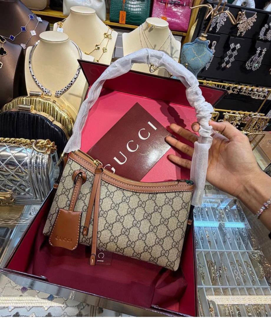 Gucci
95 dhs🇦🇪🇦🇪 
with box high quality  
22cm

Zain26
♥️♥️♥️
