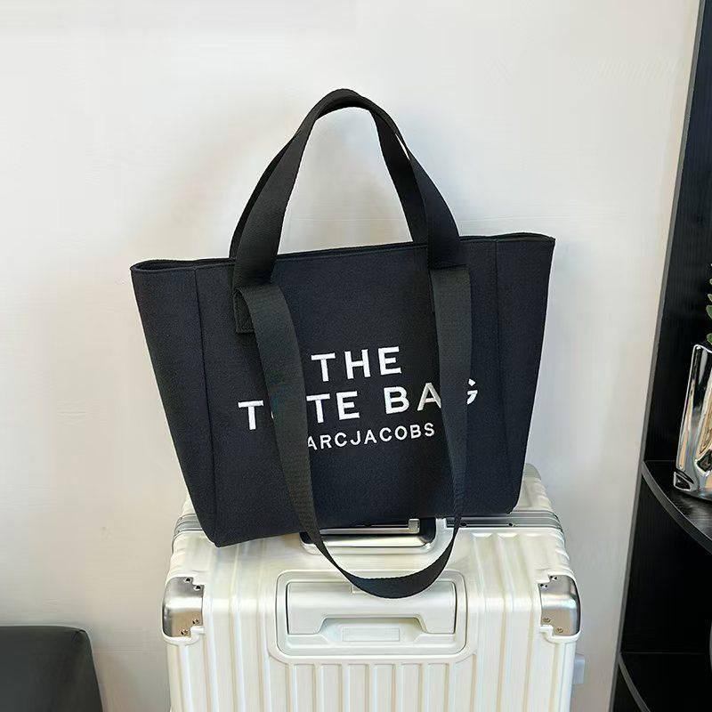 Chloe
Tote bag  

75 dhs🪙🖤

Zain253
♥️♥️♥️