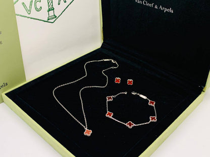 VANCLEAF MINI

SET MASTER
NECKLACE BRACELET EARRINGS
WITH GOOD BOX AND PAPER BAG🛍️🎁
150 dhs🇦🇪🇦🇪

Zain89
♥️♥️♥️