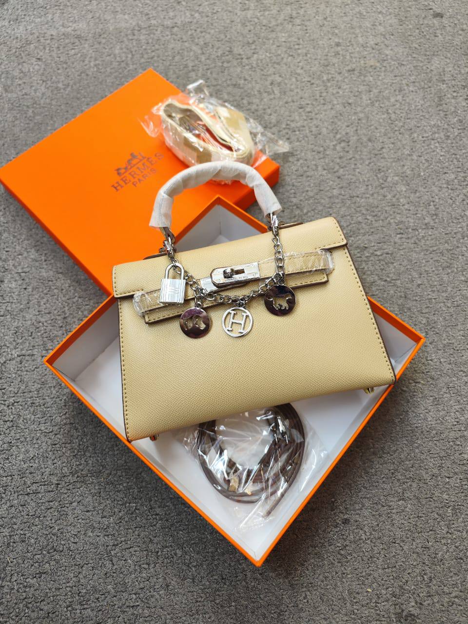 Hermes
95 dhs✅ 
high quality 
With box22cm

Zain26
♥️♥️♥️