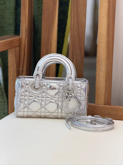 Dior
Super Master Quality ⚡️
‏Original Packing 🎁
For Price 👇 WhatsApp✅
0568585901 
0507557372
0552275751 Owner Zain 👌

‏📏Size 16CM
Zain321
♥️♥️♥️
