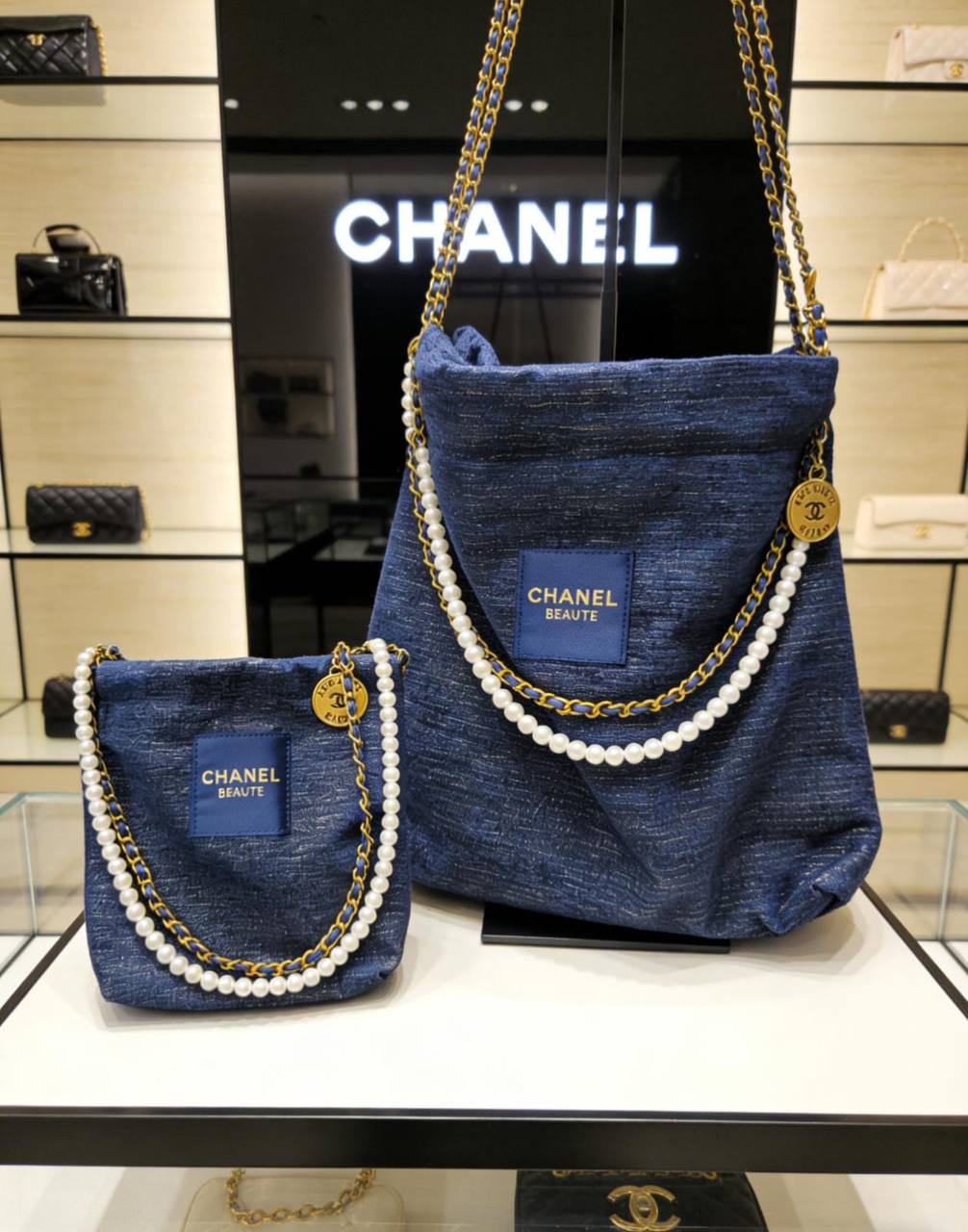 Chanel

90 dhs✅
small 

100 dhs✅
Big
with box
🎁🎁🎁

Zain07
♥️♥️♥️