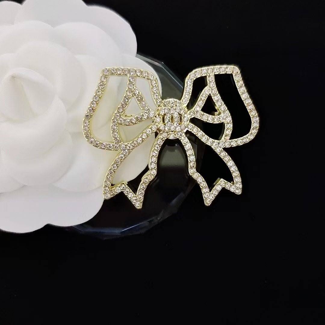 BROOCH🦋*
Good quality 🍁
With black boxes 📦 
20 dhs💓

With normal box 🗃️ 
And paper bag 🛍️
35 dhs💓

Zain216
♥️♥️♥️