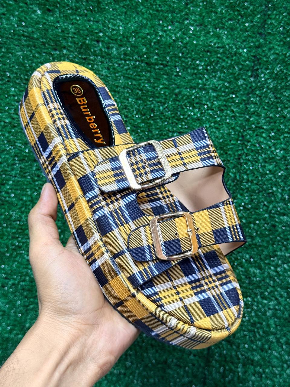 Burberry
Size 37to41
55 dhs✅

Zain163
♥️♥️♥️