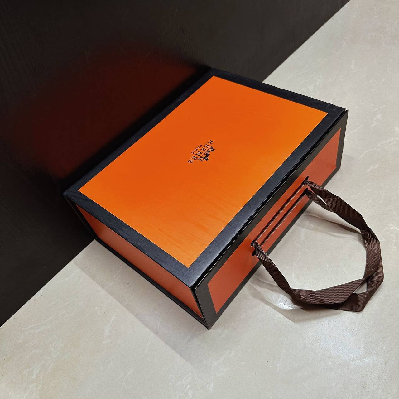 BRAND BOX 
30 dhs✅ with paper bag
30cm 

Zain39
♥️♥️♥️
