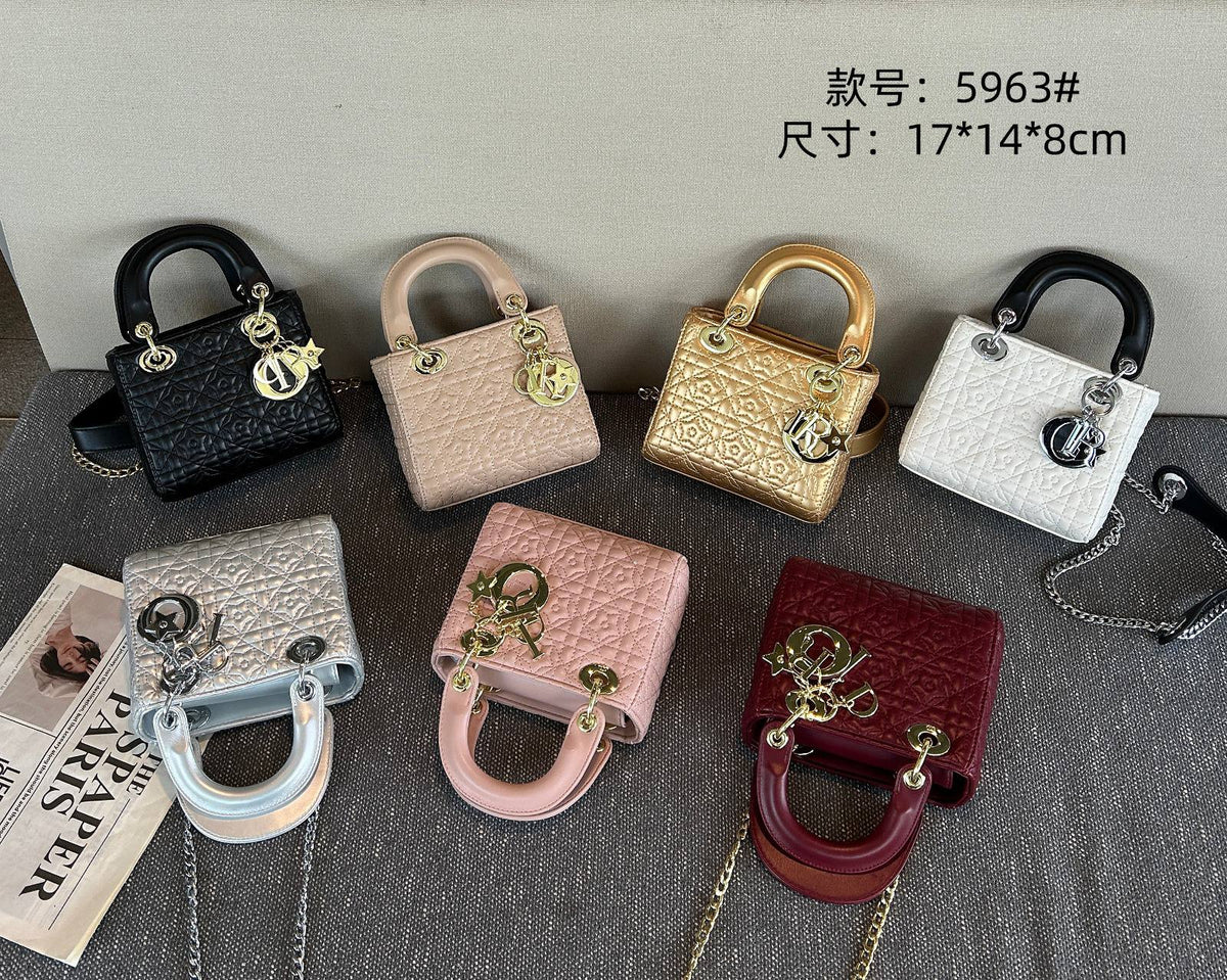 DIOR

best quality 
with box
130 dhs🇦🇪🇦🇪🇦🇪

size17CM
Zain290
♥️♥️♥️