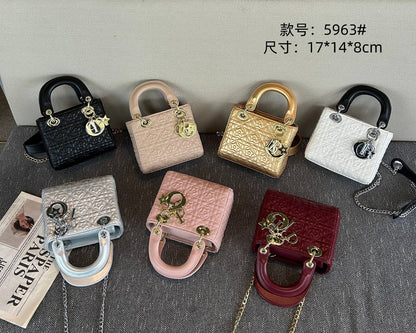 DIOR

best quality 
with box
130 dhs🇦🇪🇦🇪🇦🇪

size17CM
Zain290
♥️♥️♥️