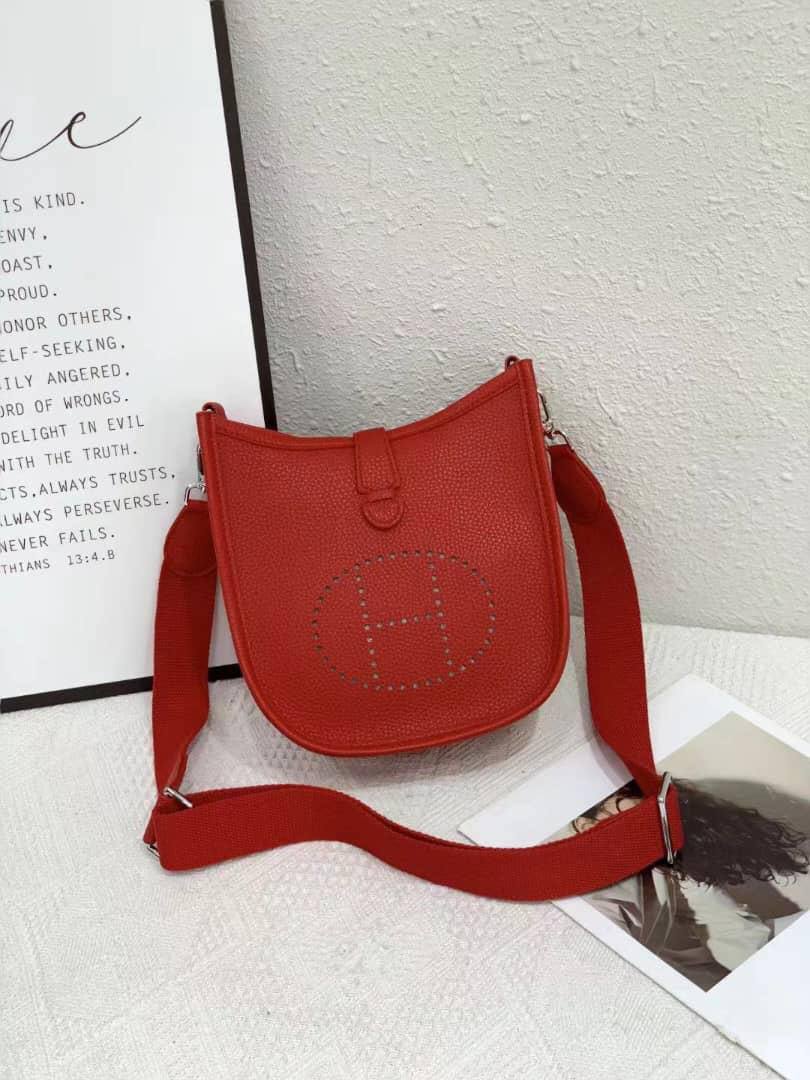 Hermes 
Best quality with box’s 
85 dhs✅
size 20 cm

Zain290
♥️♥️♥️