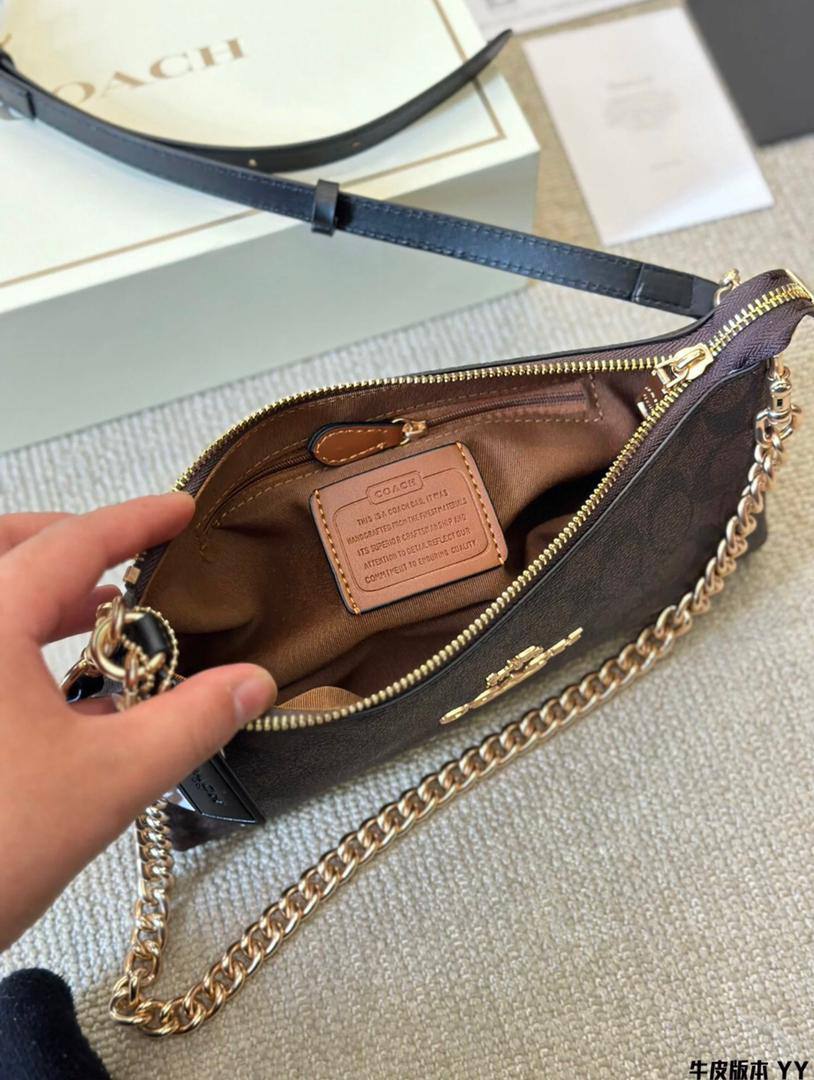 Coach 

85 dhs🪙🌨️

with box
🎁🎁🎁

size 26×7×13cm

Zain213
♥️♥️♥️