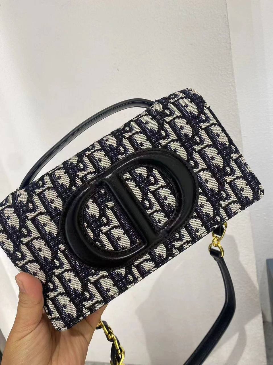 DIOR 
120 dhs✅

Best quality 

with box
🎁🎁🎁

size 22 CM

Zain290
♥️♥️♥️