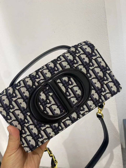 DIOR 
120 dhs✅

Best quality 

with box
🎁🎁🎁

size 22 CM

Zain290
♥️♥️♥️