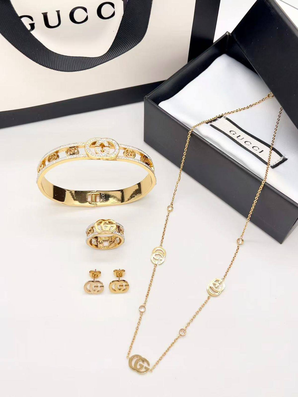 Stainless steel SET 💯*
Necklace ❤️‍🩹
Earring 🍁
Breslat ❣️
Ring 💍
With normal boxes 📦 
And paper bag 🛍️
45 dhs❣️

Zain216
♥️♥️♥️
