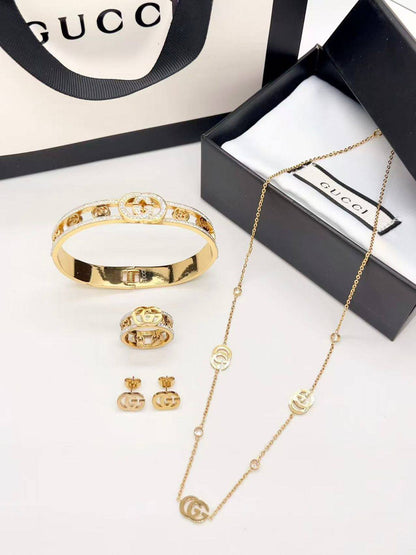 Stainless steel SET 💯*
Necklace ❤️‍🩹
Earring 🍁
Breslat ❣️
Ring 💍
With normal boxes 📦 
And paper bag 🛍️
45 dhs❣️

Zain216
♥️♥️♥️