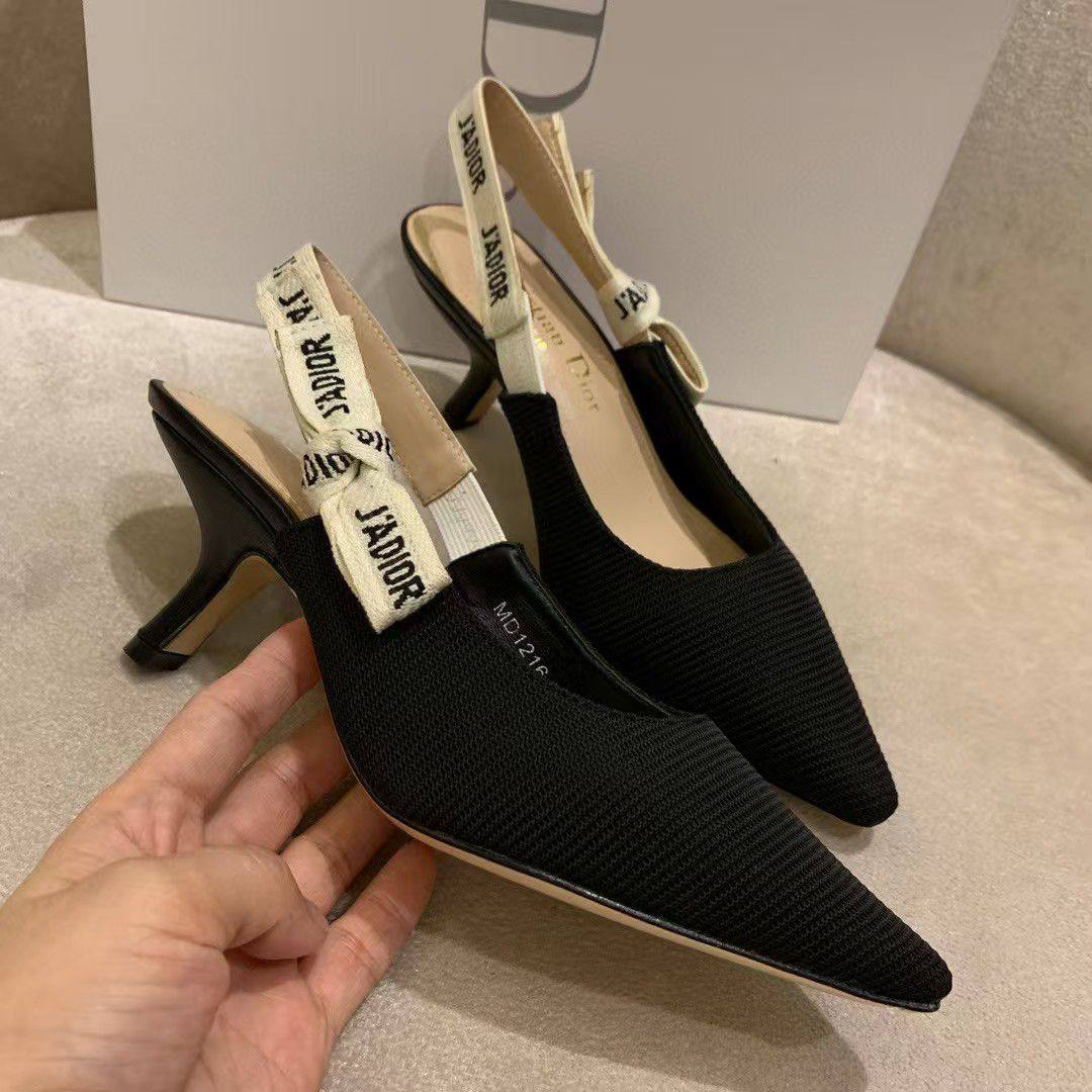 Dior
Size 37-42 
110 dhs🌺

Zain132
♥️♥️♥️