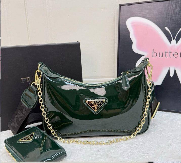 Prada
24 cm 
with box 
🎁🎁🎁

85 dhs💓

Zain17
♥️♥️♥️
