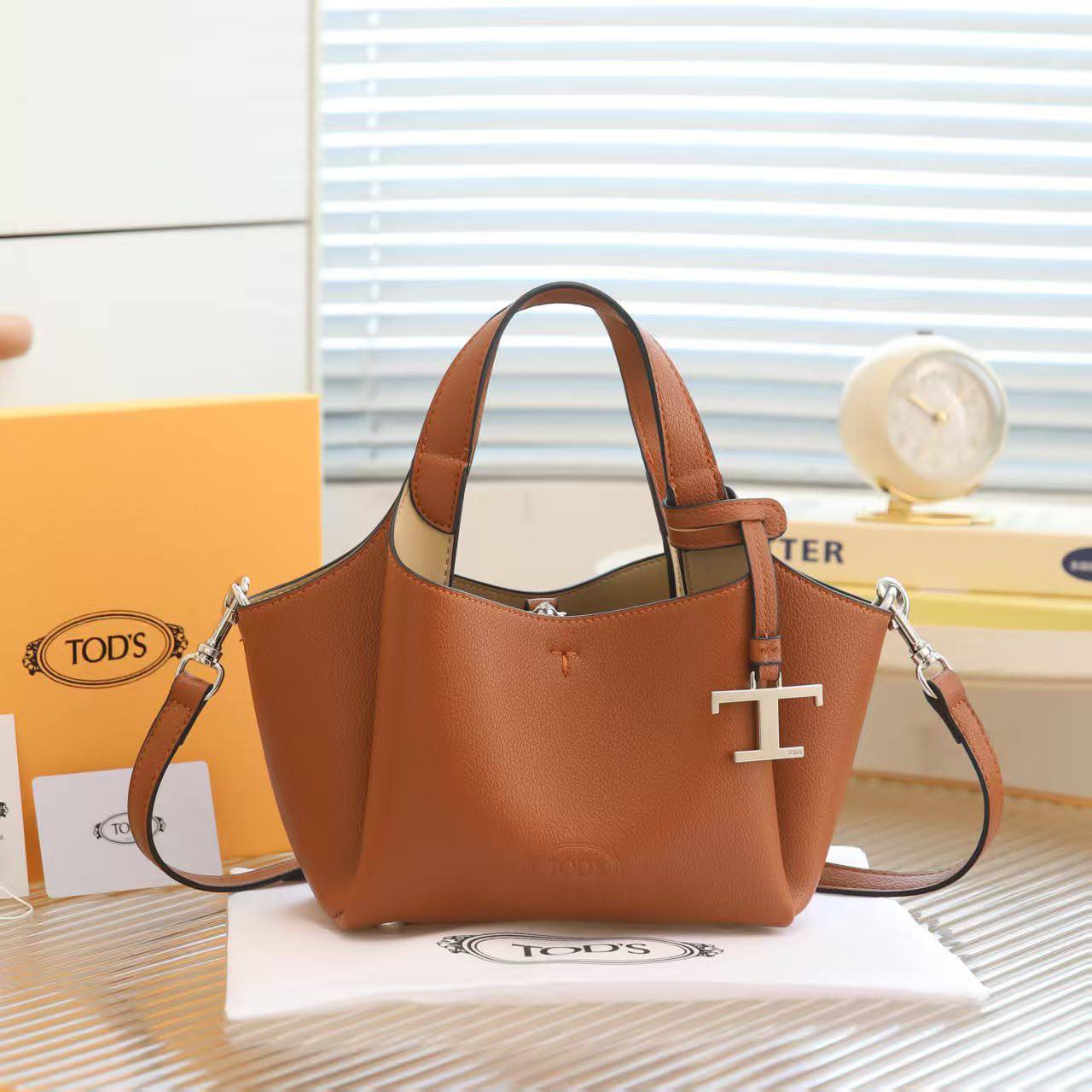 TODS
110 dhs✅
size 24 cm 

Zain161
♥️♥️♥️