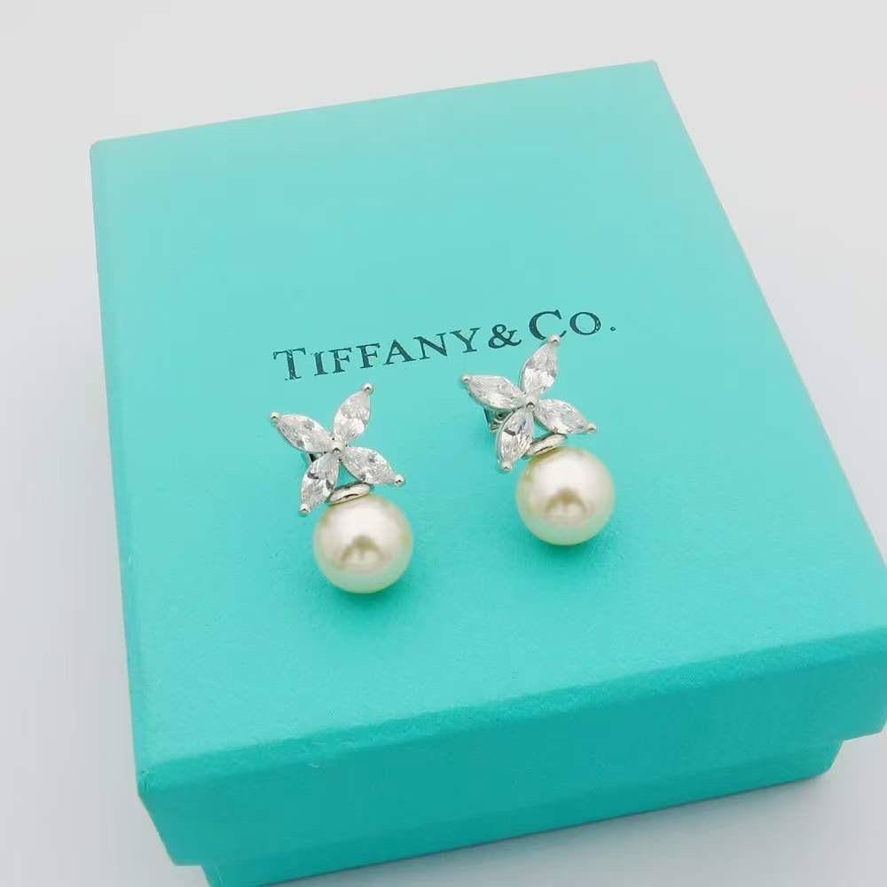 Tiffany EARRING
MASTER💫✨
GOLD SILVER ROSE GOLD AVAILABLE
55 dhs✅
WITH BOX AND PAPER BAG🛍️🎁

Zain89
♥️♥️♥️