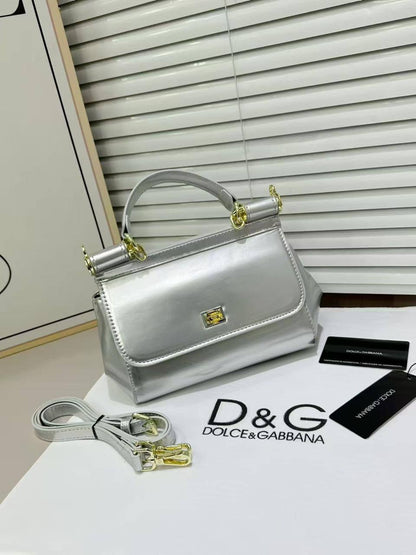 ❤️ CK / Chanel / D&G

1️⃣ First quality

Size : 28 ~ 20 * 15 cm
95 dhs🇦🇪🇦🇪

Zain115
♥️♥️♥️