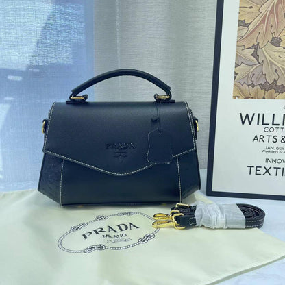 Prada 
Good Quality 
With Box 
🎁🎁🎁

110 dhs❤️

Zain250
♥️♥️♥️