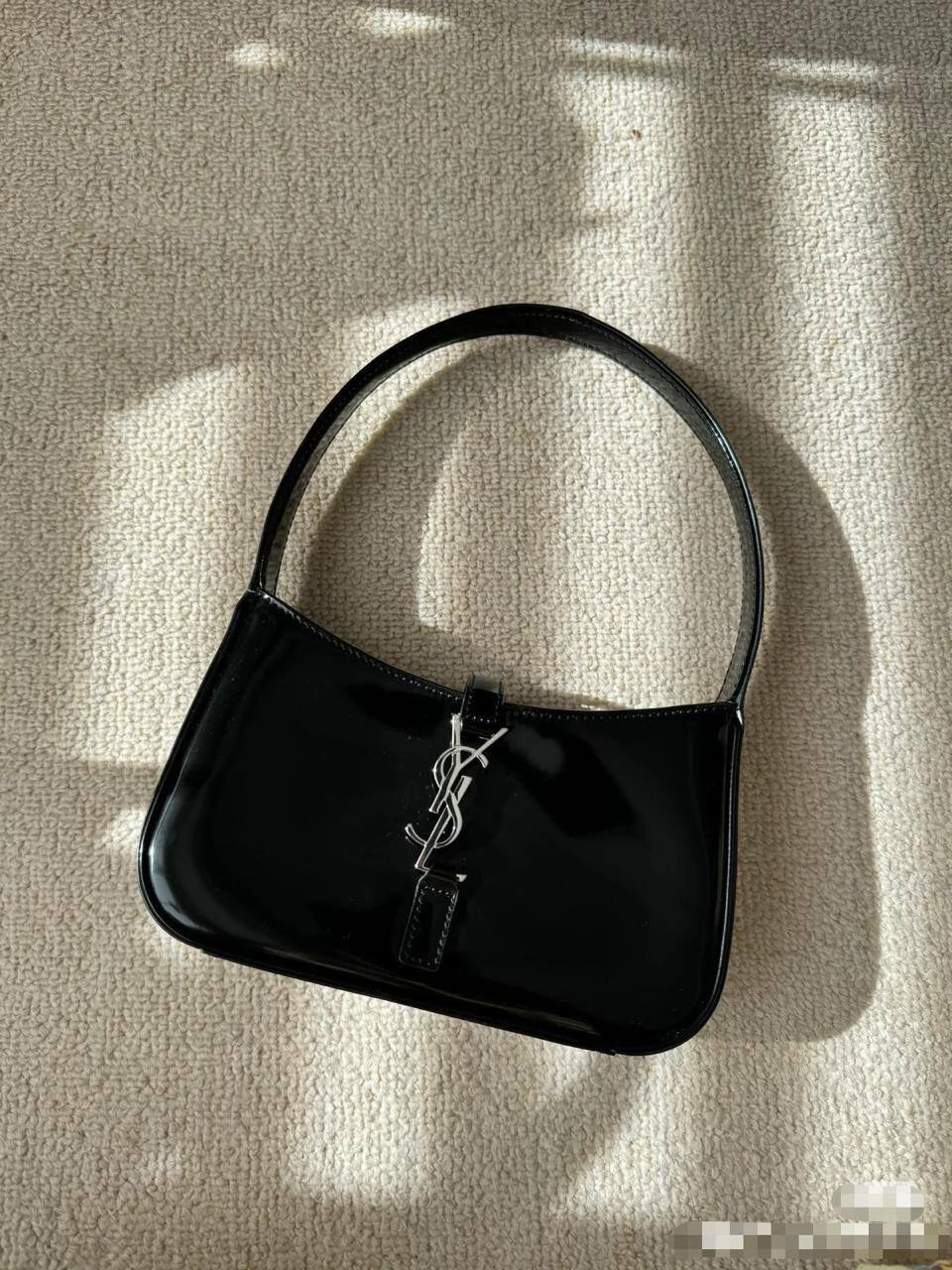 YSL Hobo
1⃣️ First quality +🎁
Size: 24 * 14 * 6 cm
80 dhs✅
with box🎁

Zain216
♥️♥️♥️