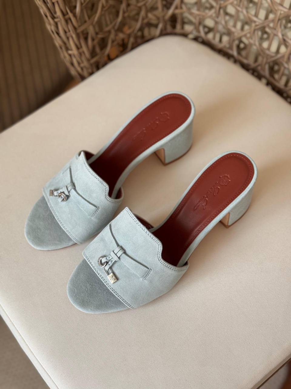 LORO PIANA 🩵
Size: 36 to 41
Super master quality
450 dhs✅

Zain198
♥️♥️♥️