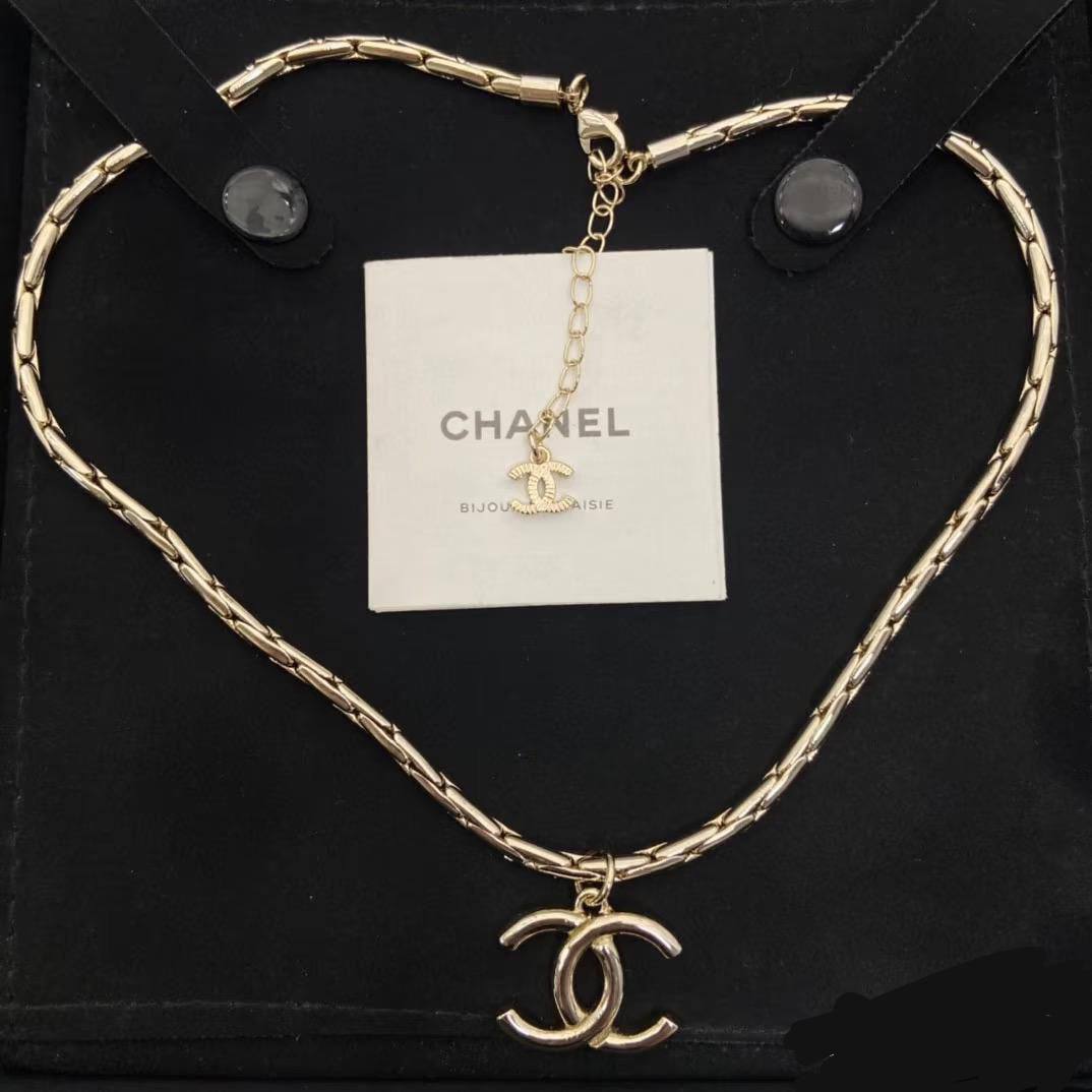CHANEL❤️‍🔥*
Necklace 🦋
Master quality 💯
With normal boxes 📦 
50 dhs❣️
With master box 🗃️ 
60 dhs❣️

Zain216
♥️♥️♥️