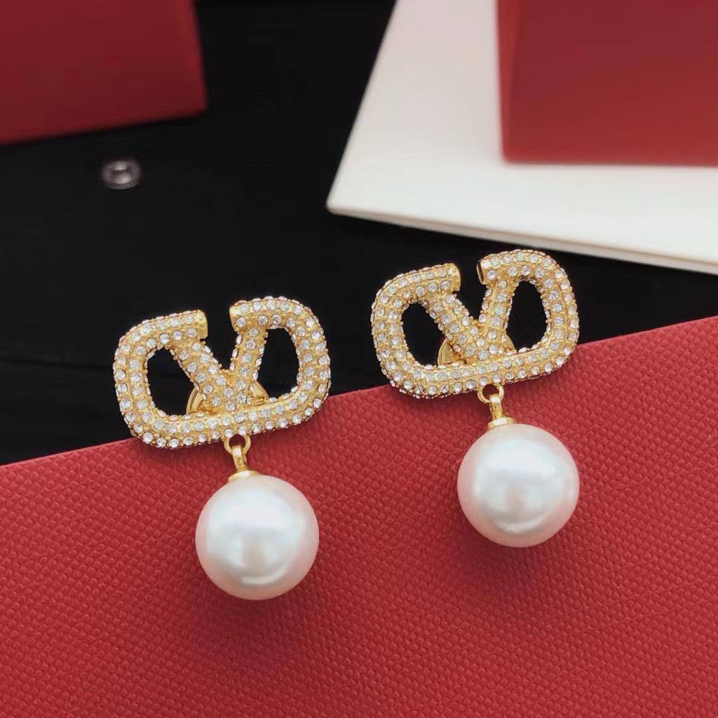 Valentino ✨💫
     _*Earrings*_
55 dhs🌺
         ⭐
         _With_
      BOX AND PAPER BAG 🛍️🎁

Zain89
♥️♥️♥️