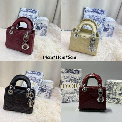 DIOR MINI SIZE 

 WITH BOX 
🎁🎁🎁

110 dhs✅
SIZE: 14 cm

Zain295
♥️♥️♥️
