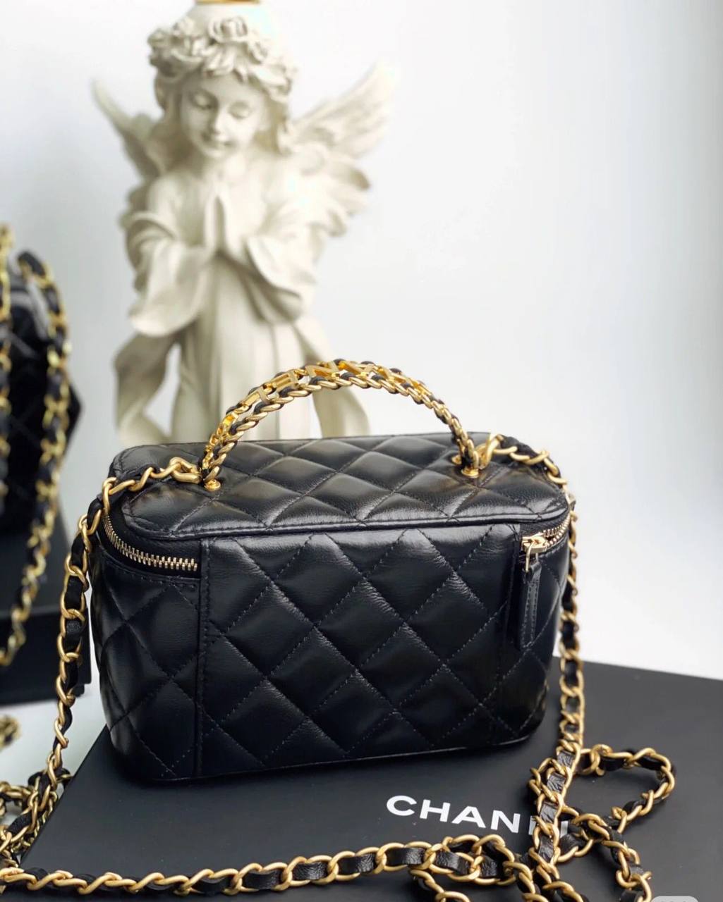 Chanel
100 dhs💓

with box
🎁🎁🎁

Size:18*8.5*11.5

Zain07
♥️♥️♥️
