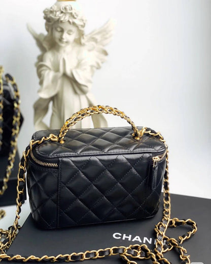 Chanel
100 dhs💓

with box
🎁🎁🎁

Size:18*8.5*11.5

Zain07
♥️♥️♥️