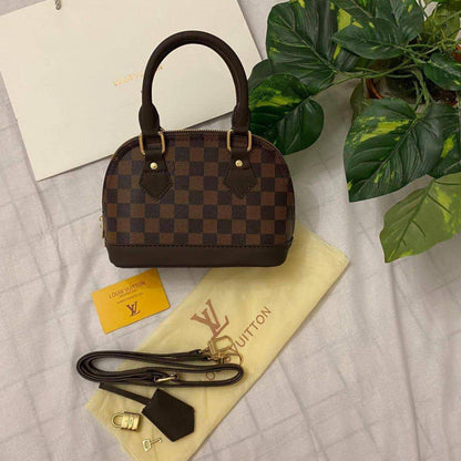 LV
With box 
🎁🎁🎁

85 dhs🪙🌨️
Size 20×11×16cm

Zain136
♥️♥️♥️