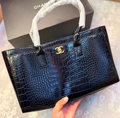 Chanel
Copy1.    
300 dhs🇦🇪🇦🇪
with box 
Size 40 cm

Zain175
♥️♥️♥️