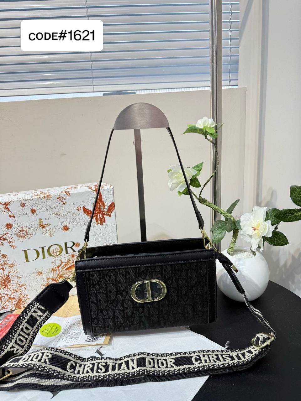 CHRISTIAN DIOR
sʜᴏᴜʟᴅᴇʀ / ᴄʀᴏssʙᴀɢ
ᴡɪᴛʜ ʟᴏɴɢ sᴛʀᴀᴘ
sɪᴢᴇ : 21 cm

65 dhs🪙🖤

Zain31
♥️♥️♥️