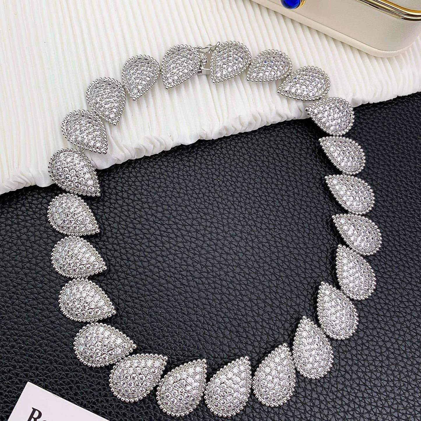 BOUCHERON ❤️‍🔥*
Necklace 🦋
Bracelet 🌊
Earring 🐦‍🔥
Master quality 💯
With normal boxes 🗃️ 
Offer price👇
300 dhs🪙🌨️
With master box 📦 
375 dhs🪙🌨️

Zain216
♥️♥️♥️