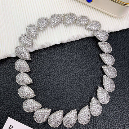 BOUCHERON ❤️‍🔥*
Necklace 🦋
Bracelet 🌊
Earring 🐦‍🔥
Master quality 💯
With normal boxes 🗃️ 
Offer price👇
300 dhs🪙🌨️
With master box 📦 
375 dhs🪙🌨️

Zain216
♥️♥️♥️