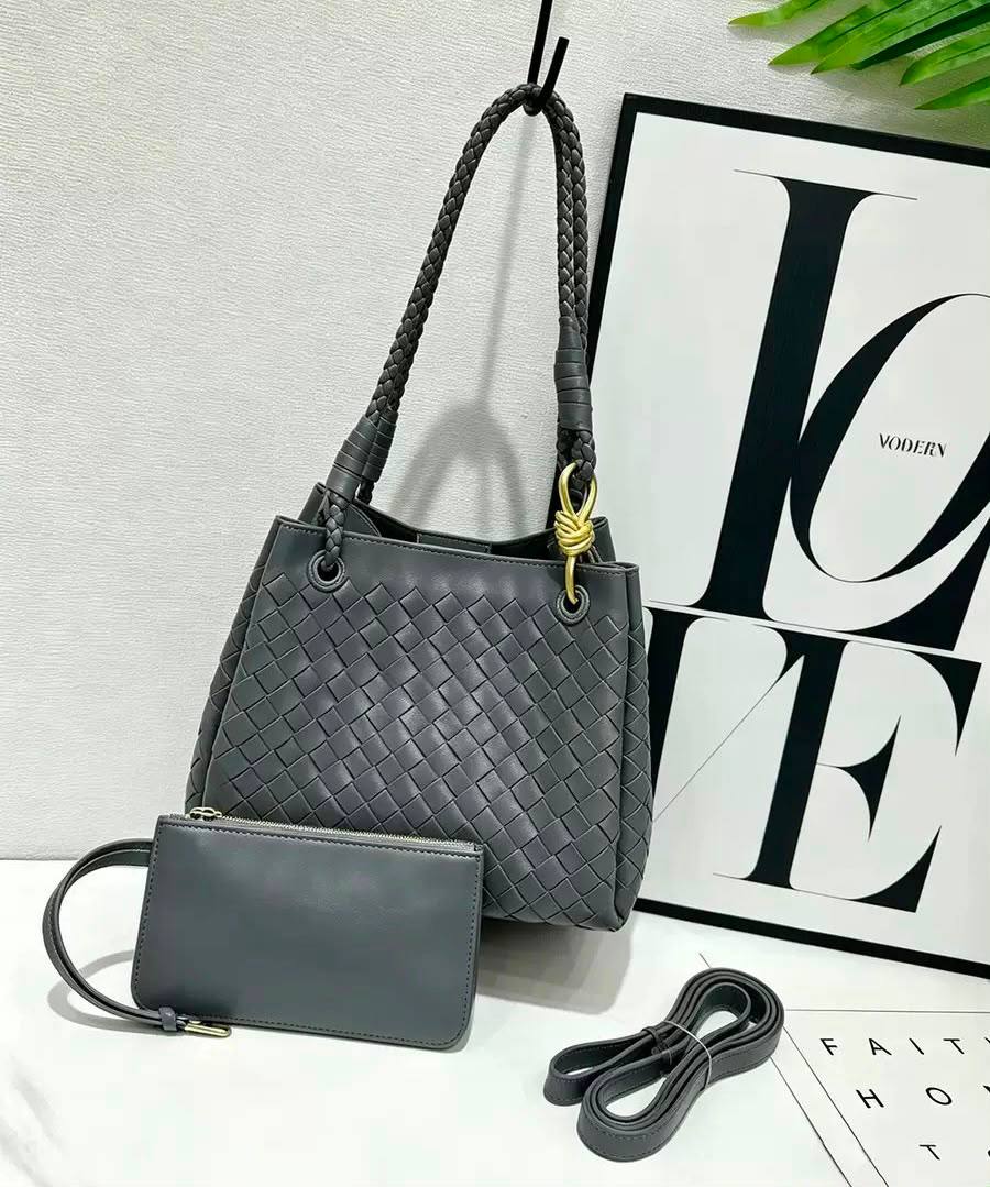 BOTTEGA NEW CAME HIGH QUALITY WITH BOX 
150 dhs✅

Zain295
♥️♥️♥️