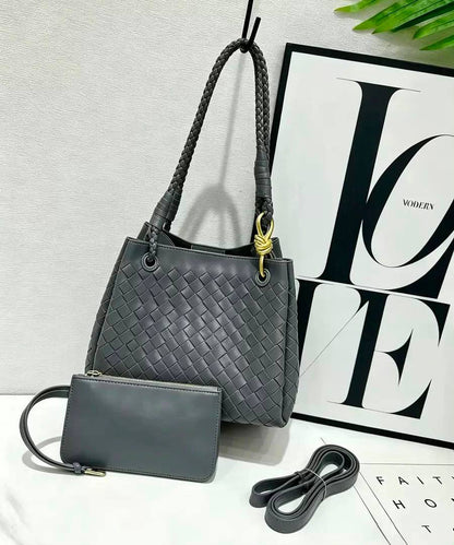 BOTTEGA NEW CAME HIGH QUALITY WITH BOX 
150 dhs✅

Zain295
♥️♥️♥️