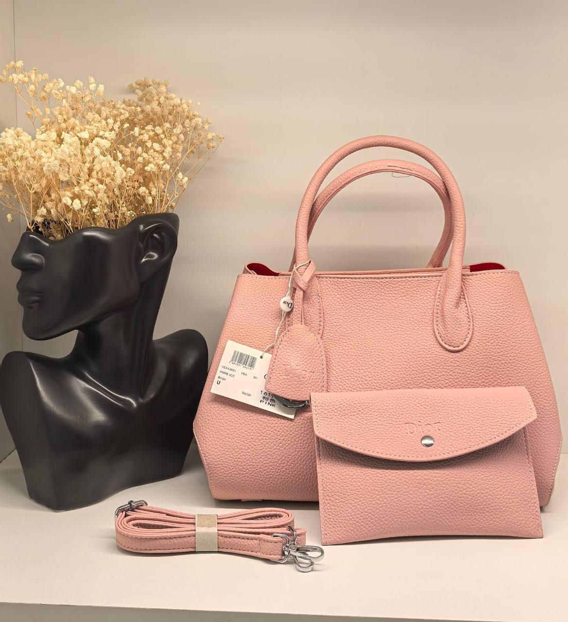 Christian Dior 
115 dhs✅
size 32×22×19cm

Zain161
♥️♥️♥️