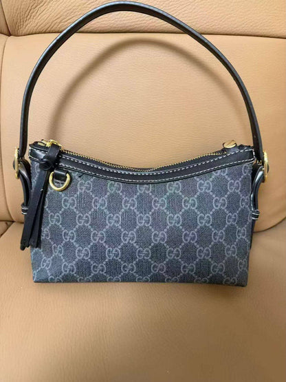 Gucci 
with box 
100 dhs✅

Zain215
♥️♥️♥️