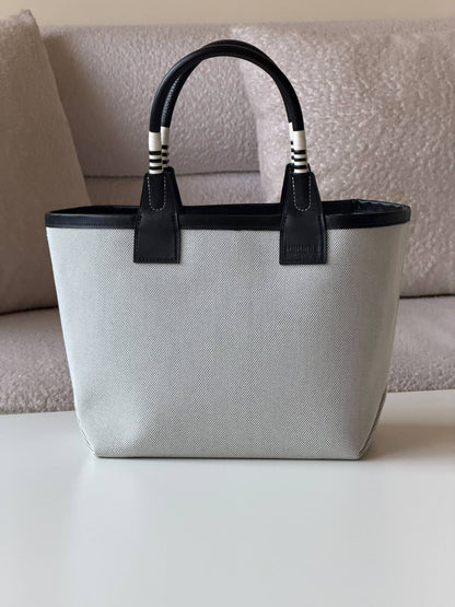 Hermes 
25cm💕

master quality😍
with box❤️
450 dhs🇦🇪🇦🇪

Zain52
♥️♥️♥️