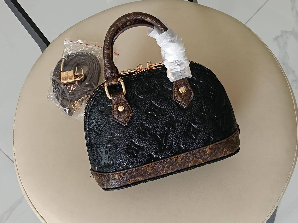Lv
90 dhs🇦🇪🇦🇪
size 20cm

Zain26
♥️♥️♥️
