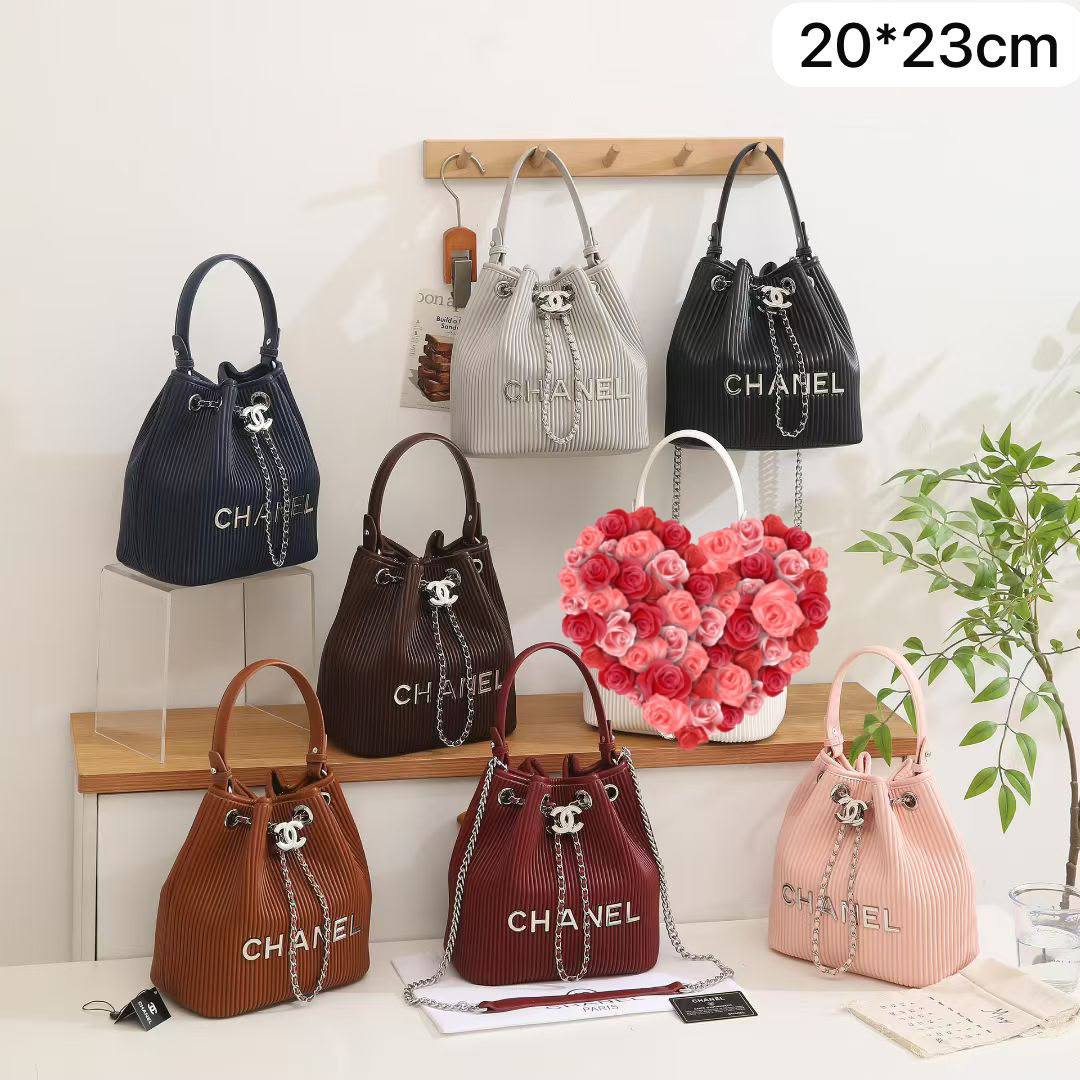 Chanel Bucket

First quality

Size : 20 * 23 cm
95 dhs🇦🇪🇦🇪🇦🇪

Zain115 
♥️♥️♥️