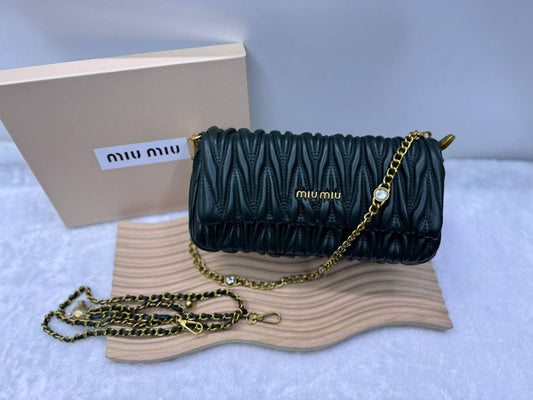 Miu Miu

With box 
🎁🎁🎁

110 dhs🪙🌺

Zain114
♥️♥️♥️