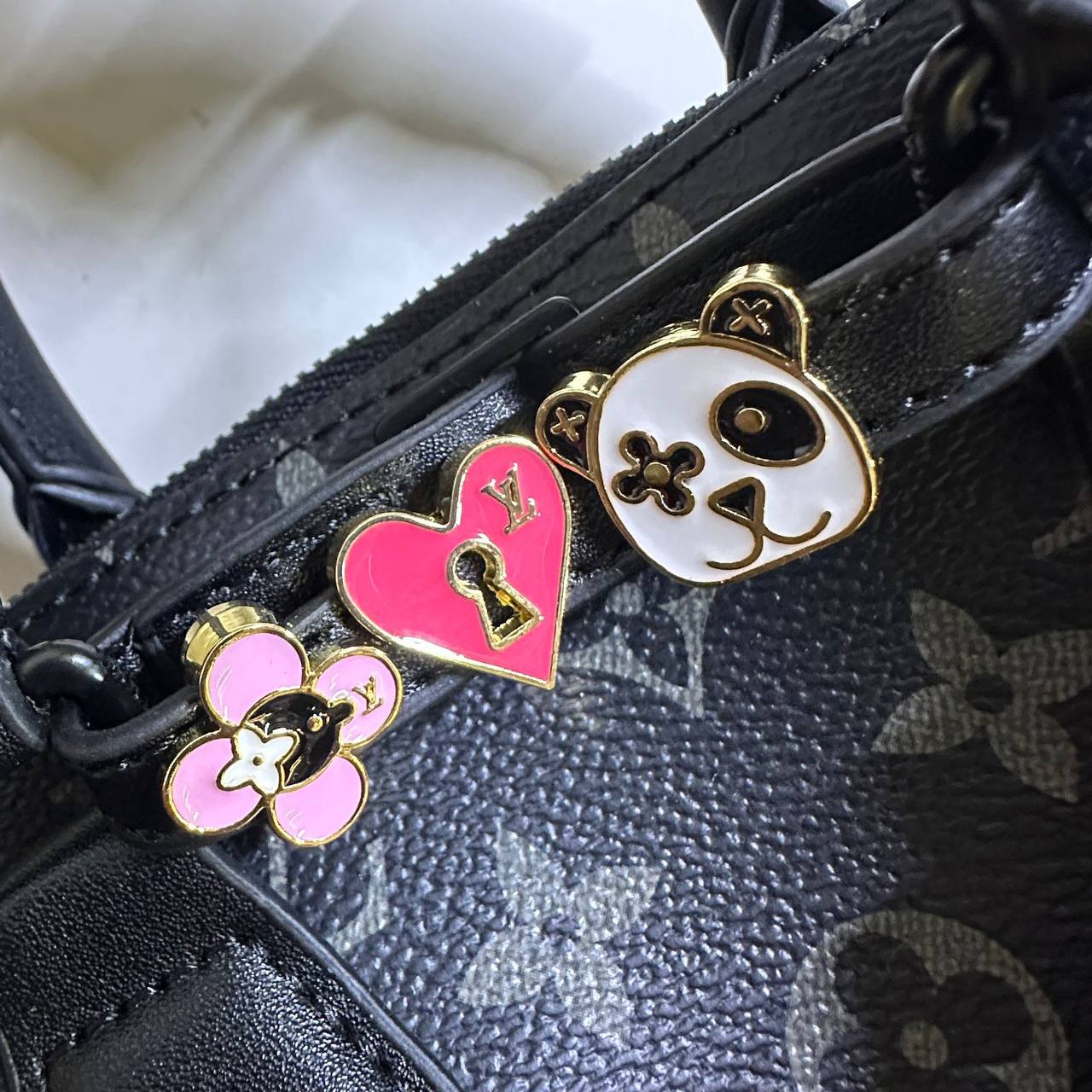 LV

 NEW CAME HIGH QUALITY 

WITH BOX🎁🎁🎁

115 dhs🌺

Zain39
♥️♥️♥️