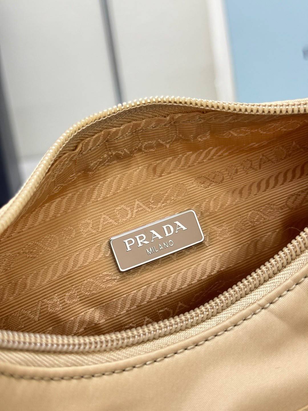 Prada

Model:Re-Edition Mini Bag (likely)

Material:Nylon (likely Re-Nylon or nylon fabric)👌🏼🪡
 
Size:22cm

Style: Casual luxury, suitable for everyday use🙂‍↔️

For Price 👇 WhatsApp✅
0568585901 
0507557372
0552275751 Owner Zain 👌

Zain325
♥️♥️♥️