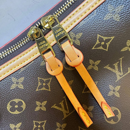 LV
GOOD QUALITY 
WITH BOX 
100 dhs💓

Zain17
♥️♥️♥️